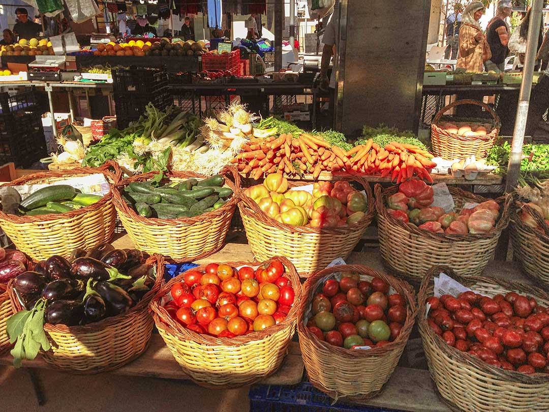 De beaux légumes sur le marché de Sant Feliu de Guíxols